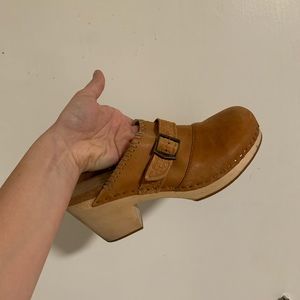 TOMS Womens tan leather clogs barely worn size 7